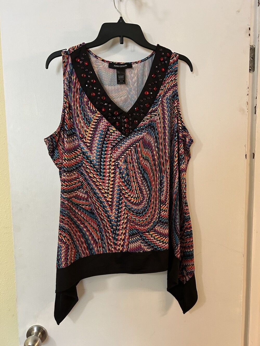 Ashley Stewart Plus 22/24 Multicolor Geometric V-Neck Sleeveless Top